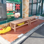 ジャンクガレッジ - 店外のウェイティングスペース