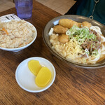 Makino Udon - 肉ごぼう天の普通麺とかしわ飯
