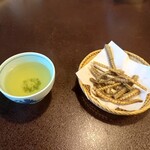 富松うなぎ屋 荒木店 - お茶(美味しかった！)＆ウナギの骨