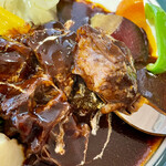 NOLA 深谷のめぐみ食堂 - トロトロに煮込まれた深谷牛は箸でも切れる柔らかさです。ゼラチン質の部位が多いのは、たまたま？(・・?)