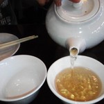 上海点心 豫園 - まずは熱いお茶から始まります
