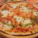 キッチン　コタツ - トマトとモッツアレラチーズのピザ