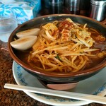 ドラゴンラーメン - 中辛、大盛、卵トッピング。