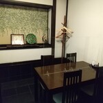 割烹 味香佐 - レストラン店内。入口近くのテーブル席の部屋。