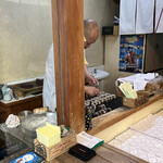 出入橋きんつば屋 - 一つ一つ丁寧に鉄板の上できんつばに焼き目をつけるご店主さん。その手際の良さに見入ってしまいます！