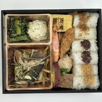 賛否両論 - 賛否両論 鰆の西京焼き 焼き茄子のソース弁当 （鰆の西京焼き 焼き茄子のソース/旬野菜のきんぴら/合わせ薬味/賛否両論のたまご焼き/いぶりがっことマスカルポーネのポテトサラダ/鶏の松風焼き/牛蒡おかき揚げ/鶏つくね・海老・いんげんの旨煮/魚介の佃煮/青菜の胡麻和え/さつまいもレモン煮/杏トマト/俵ご飯6つ(梅胡麻おかか、じゃこ山椒、鶏椎茸みそ)）　１３８０円　(2022/10)