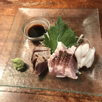 Toukyou Tachinomi Baru - 五島列島の刺身ハーフ。普通(普通とは)の鰹とマナガツオ、タコ。鰹でも全然味わいは違く、普段あまりできない食べ比べができて嬉しい☆日本酒があれば更に嬉しい（笑）