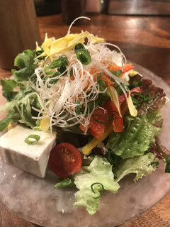 東京立ち飲みバル - 豆腐の塩サラダハーフ。おひとり様ならこれで充分よ。色味やバランスもしっかり考えられてます☆