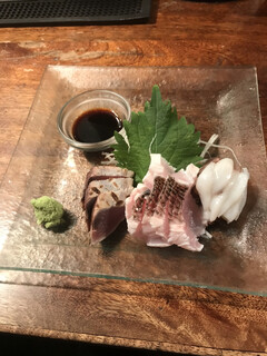 東京立ち飲みバル - 五島列島の刺身ハーフ。普通(普通とは)の鰹とマナガツオ、タコ。鰹でも全然味わいは違く、普段あまりできない食べ比べができて嬉しい☆日本酒があれば更に嬉しい（笑）