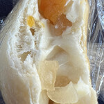 ブック&カフェ コティ - 中には なるほど みかん 桃 風味良く チーズクリームととってもマッチして 生地も モッチーしっとり 美味しかったです