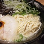 元祖中洲屋台ラーメン 一竜 - 麺の表情。