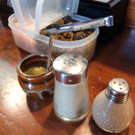 奥から柚子こしょう、白こしょう、黒こしょう