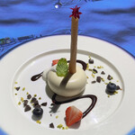 セント レジス ホテル - ヴァニラのパルフェグラッセ ベリー シャンティークリーム チョコレート ピスタチオ