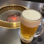 Kyara - 2杯目の生ビール、炭火が熱い。