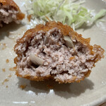 tonkatsu.jp - 中は細かいミンチと玉ねぎでシンプル！