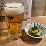 Robata Daibou - 生ビール アサヒスーパードライ樽生(550円)にしました。お通し(300円)の油揚げと小松菜のお浸し
