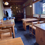 Yumegokoro - 開店直後のテーブル席
                      平日の11時過ぎ