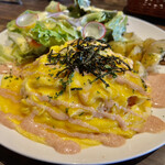 Kuradashi Mentai Hompo - 明太オムライス。明太子のご飯にふわふわ卵美味しかった(^^)サラダのソースも好き