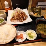 Izakaya Tsukiyarou - トンテキ御膳 1,500円、お刺身 500円(税込)