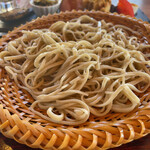 手打ち蕎麦　いよ翁 - 二八蕎麦。不揃い感が好き。