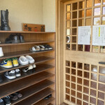 手打ち蕎麦　いよ翁 - 靴脱ぐスタイル。