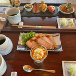 手打ち蕎麦　いよ翁 - 通のおきまり1,760円は、ざるそば２枚に、写真手前の汲み上げ湯葉か、杏仁豆腐が付きます。