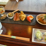 Teuchisoba Iyo Okina - 昼のおきまり1,500円。惣菜プレートに杏仁豆腐。