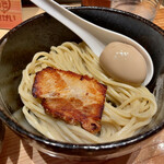 中華そば 芯せかい - カリカリなチャーシューと、とろりとした味玉。