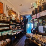 北浜レトロ - 店内② 階段は平日11時半の並び具合