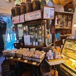 北浜レトロ - 店内① スコーン売り場