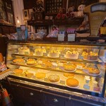 北浜レトロ - 上段が生ケーキ系、中段がタルト系、下段がチーズケーキ系