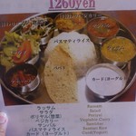 ナヤ インディア ヌール - 写真には「ラッサム」と書いてあるがどうみても「ダール」。また写真に「サブジ」とあるが下の説明では「ポリヤル」（タミル語）となっているが。