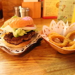 ハニービー - ヨコスカネイビーバーガーとオニオンリング