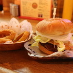 ハニービー - エッグバーガーとオニオンリング