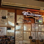 ハニービー - 著名人のサインや写真が沢山ありました