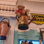 北浜レトロ - 天井近くにもテディベア