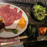 Zenseki Koshitsu E-Gomatsusakagyuusemmonten Yakiniku Kiwami - 牛タンと松阪牛ホルモン　1800円　