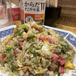 鳥ガラらーめん はれ三 - 半チャーハンの細切れチャーシューがまたウマいんです。ファミマで買った すこやか茶Wと一緒に