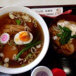 亀屋 - ラーメンと半カツ丼のセット