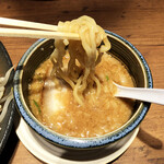 旭川味噌ラーメン ばんから - 濃厚なスープがからんで美味しい太めの麺