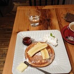 HOUSE MADE - メイプルシロップと バナナのパンケーキ