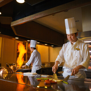 A performance where the chef cooks food right in front of you.