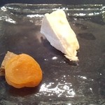 ガストロノミー ジョエル・ロブション - ランチコース14000円⑦　チーズにナッツ添えてくれる