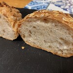 関次商店 パンの蔵 風土 - プチブール的パン　ひまわりの種つきと、オーツ麦つき。軽いパン