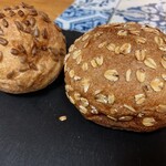 関次商店 パンの蔵 風土 - プチブール的なプレーンなパンに種つき。とても軽くて1つを1回で食べ切れてしまう