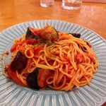 グラン - ⚫茄子とベーコンのアラビアータ　ランチとは言え、お皿が汚いのはダメです（料理姿勢が問われます）