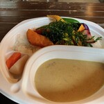 かん太村 - グリーンカレー　他にお客様なし　キーマカレーと天ぷらうどんはお休みだそうです