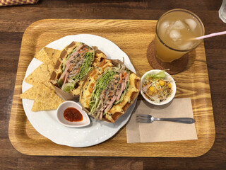 Cafe Smile - 【Aランチ】根菜チキンサラダのワッフルサンドセット　950円