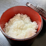 Oshokujidokoro Chigura - ご飯はおひつで提供されます。お代わりもOK✨