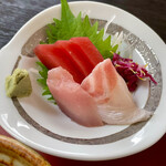 Oshokujidokoro Chigura - お造りはマグロ2種と真鯛。ツマも丁寧に手作りです♪